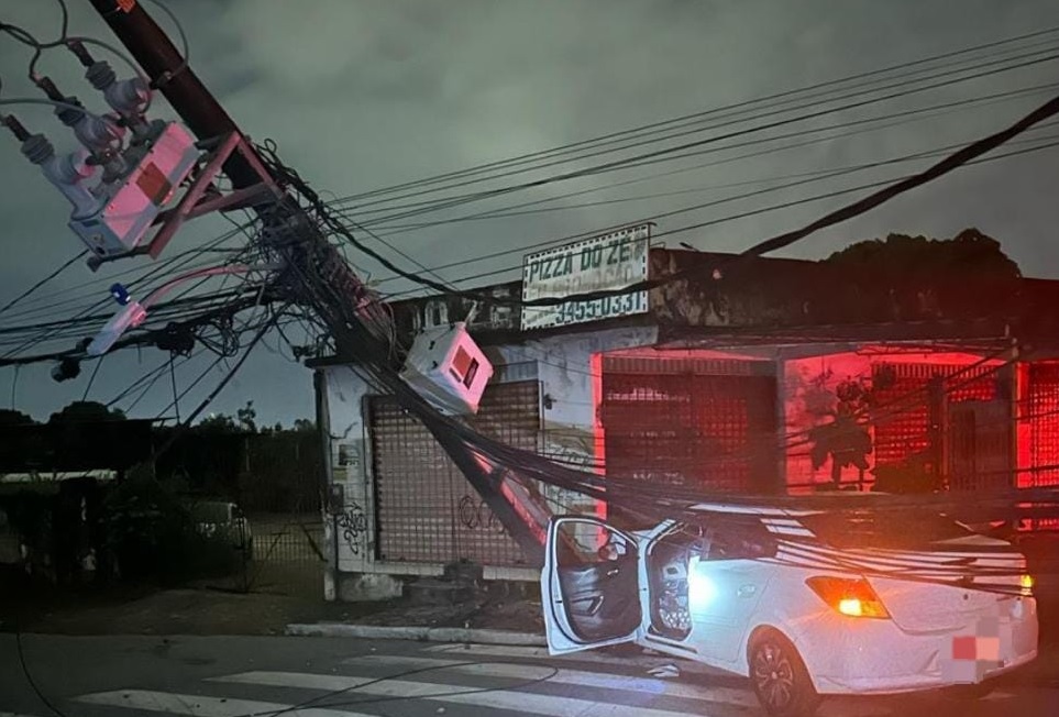 Carro em fuga bateu e derrubou poste/Foto: PM/Divulga&ccedil;&atilde;o
