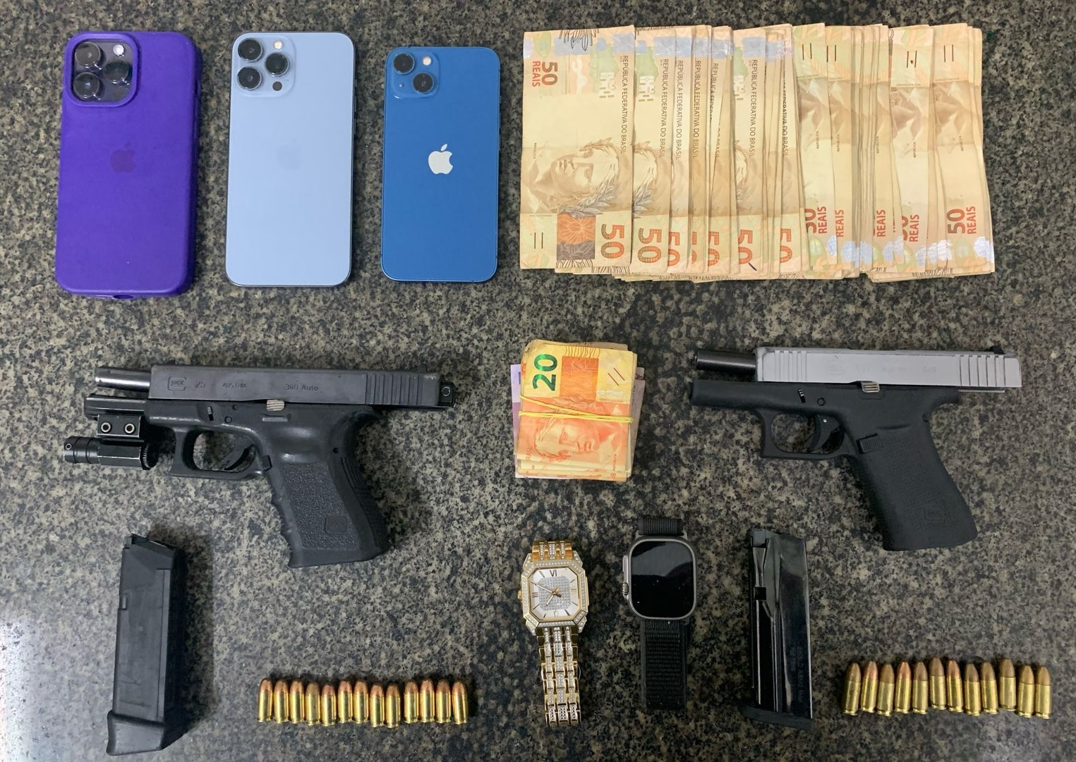 Pistolas, muniçõs, dinheiro e celulares foram apreendidos/Foto: PM Pistolas, muniçõs, dinheiro e celulares foram apreendidos/Foto: PM