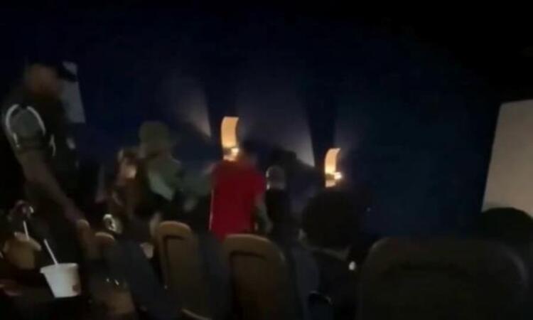 PM entrou em cinema para retirar jovens suspeitos de fumar maconha em filme de Bob Marley/Foto: Reprodução/Redes Sociais PM entrou em cinema para retirar jovens suspeitos de fumar maconha em filme de Bob Marley/Foto: Reprodução/Redes Sociais