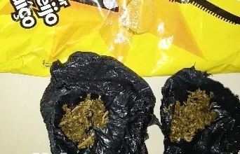 Após realizar uma busca minuciosa, os policiais encontraram duas porções de maconha no pacote/Foto: Reprodução/Redes sociais Após realizar uma busca minuciosa, os policiais encontraram duas porções de maconha no pacote/Foto: Reprodução/Redes sociais