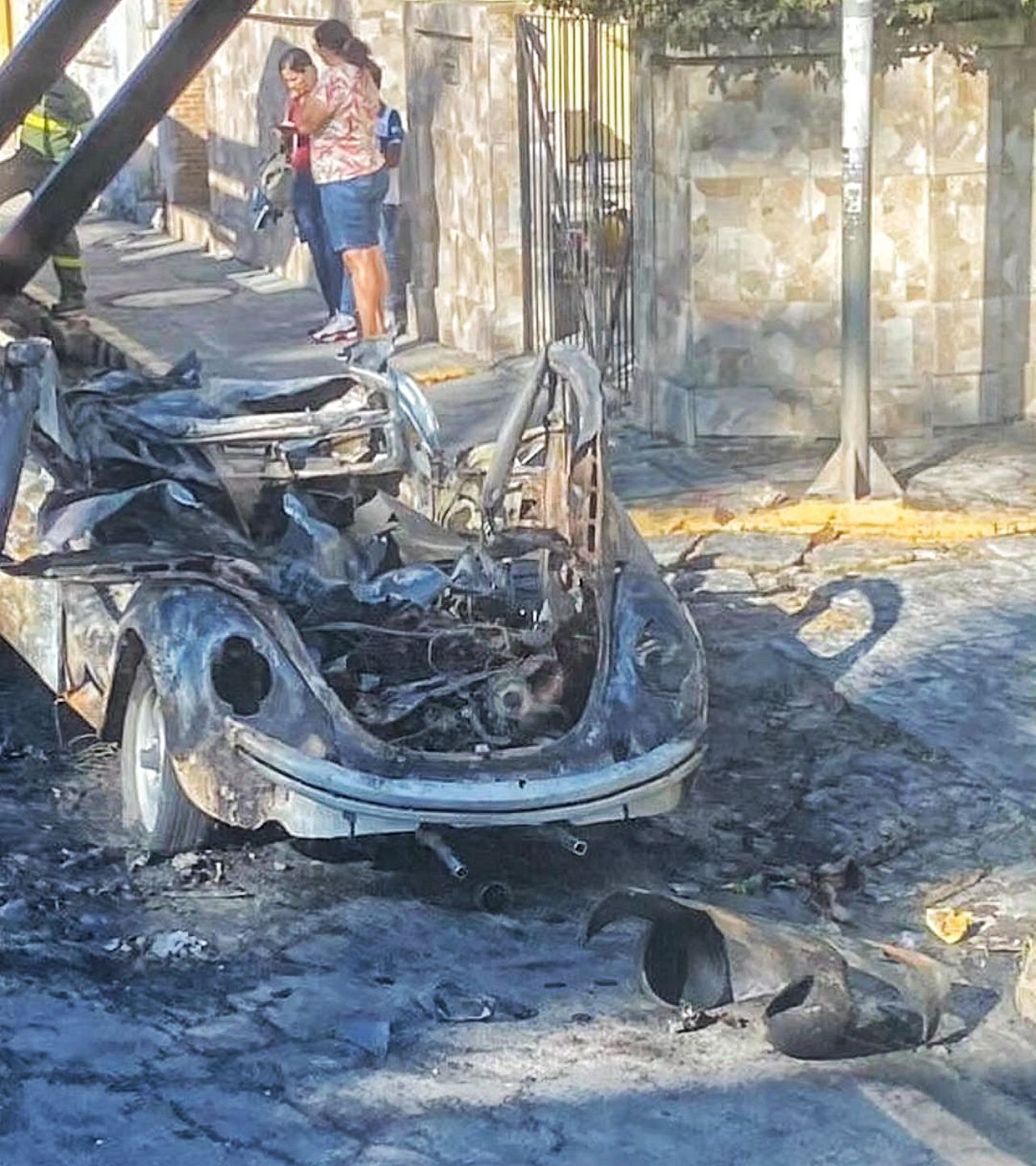 Fusca ficou destruído/Foto: Redes Sociais Fusca ficou destruído/Foto: Redes Sociais