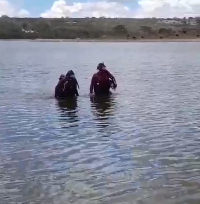 Antes do corpo da vítima ser localizado às margens da represa, socorristas ainda fizeram buscas para tentar resgatar a vítima/Foto: Reprodução/Redes Sociais Antes do corpo da vítima ser localizado às margens da represa, socorristas ainda fizeram buscas para tentar resgatar a vítima/Foto: Reprodução/Redes Sociais
