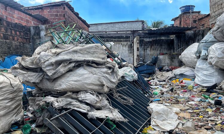 É possível observar em vários pontos da cidade, o acúmulo de entulhos que facilita a proliferação da doença