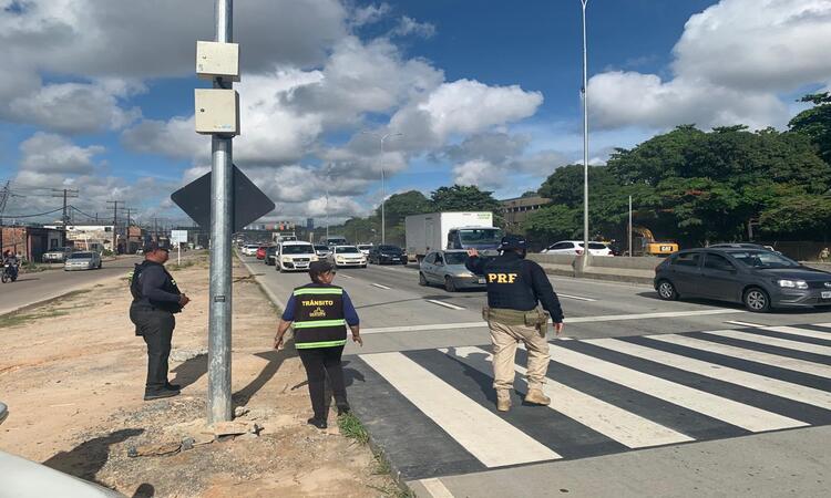 A passarela ser&aacute; substitu&iacute;da por um dispositivo mais alto e moderno, que permita a passagem de ve&iacute;culos com dimens&otilde;es maiores/Foto: Divulga&ccedil;&atilde;o/PRF