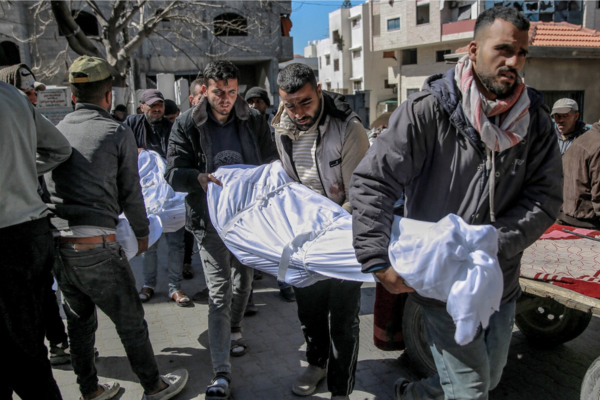 Um homem palestino chora pelo corpo de um parente morto durante o bombardeio israelense noturno/Crédito: AFP Um homem palestino chora pelo corpo de um parente morto durante o bombardeio israelense noturno/Crédito: AFP