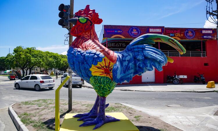 Área da Praça Sérgio Loreto, no Recife, ganhou escultura do Galo da Madrugada