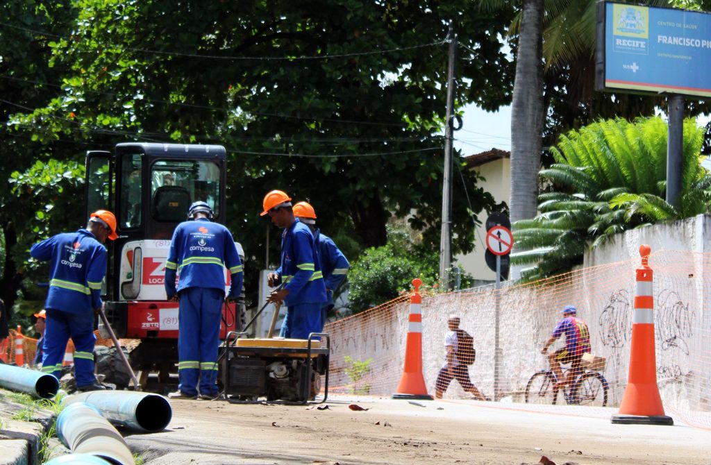 Até o momento, há obras sendo feitas em três ruas do bairro de São José e uma rua do Cabanga/Foto: Divulgação/Compesa Até o momento, há obras sendo feitas em três ruas do bairro de São José e uma rua do Cabanga/Foto: Divulgação/Compesa