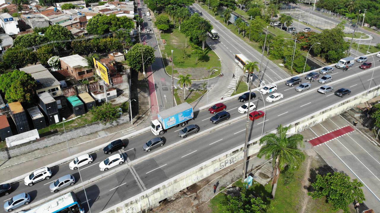 Mesmo com viaduto, trânsito no Recife parece sempre quetem um "nó"/Foto: Romulo Chico/DP Mesmo com viaduto, trânsito no Recife parece sempre quetem um "nó"/Foto: Romulo Chico/DP