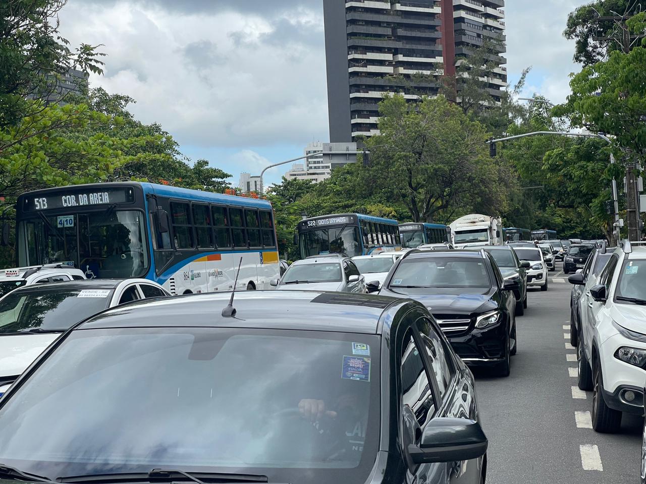 Avenida Rui Barrbosa é local de "eterno" engarrafamento no Recife
