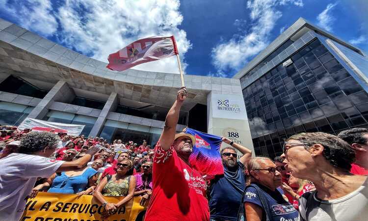 Por conta da lentidão no trânsito causada pelos protestos, veículos de prioridade, como ambulâncias, viatura dos bombeiros e da polícia, acabam chegando com atraso nos destinos/Foto: Rômulo Chico/Arquivo DP Por conta da lentidão no trânsito causada pelos protestos, veículos de prioridade, como ambulâncias, viatura dos bombeiros e da polícia, acabam chegando com atraso nos destinos/Foto: Rômulo Chico/Arquivo DP