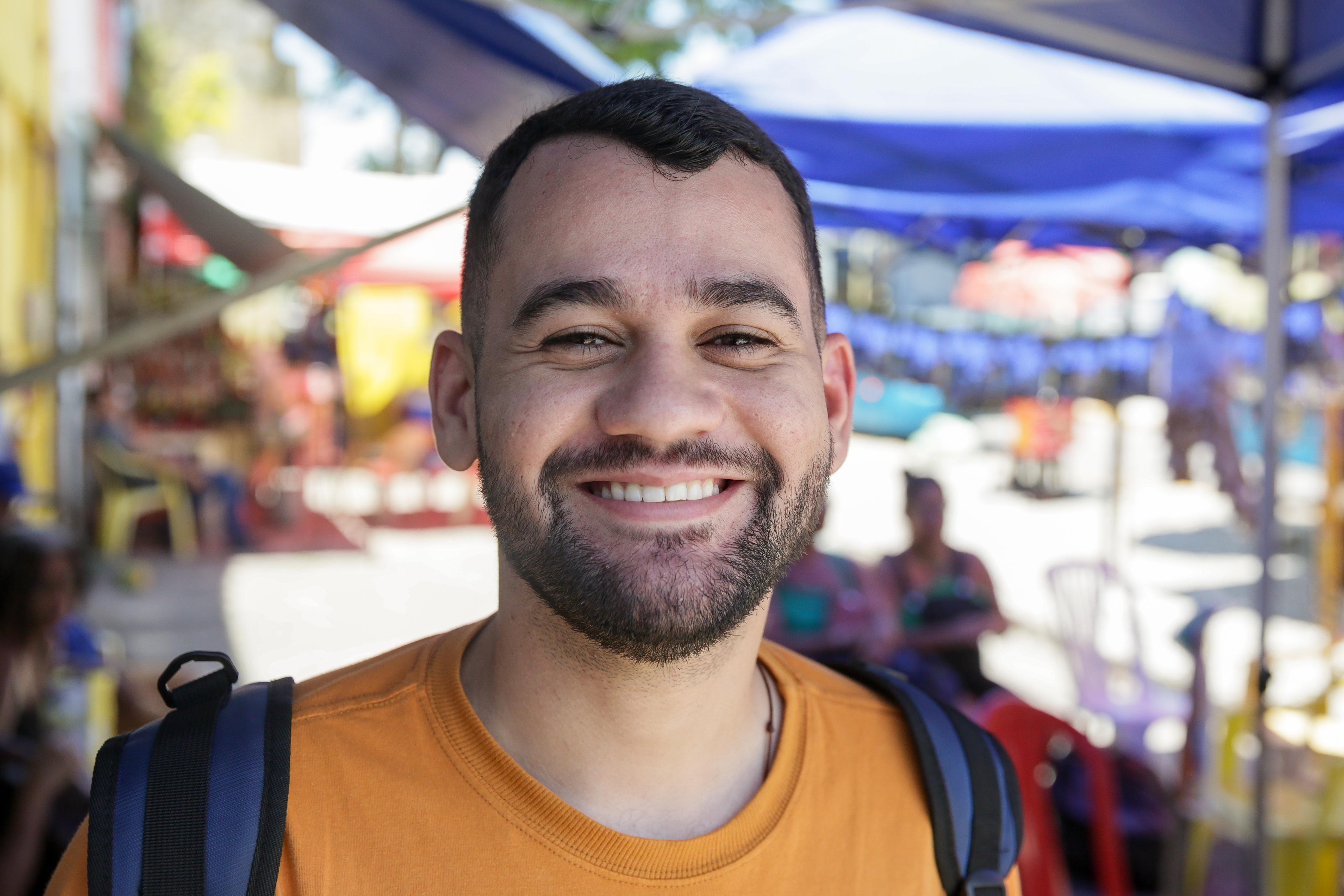 O enfermeiro Mateus dá aulas, mas precisa complementar a renda todos os meses