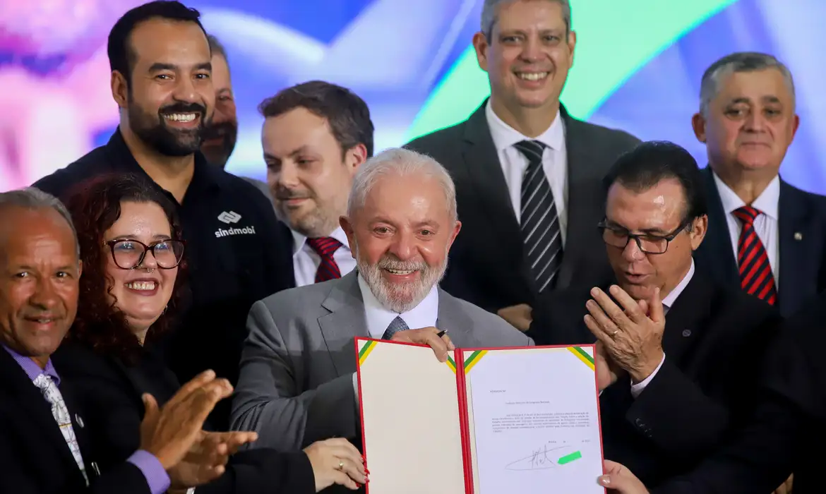 O tempo de trabalho do motorista não poderá ultrapassar 12 horas por dia/foto: Antônio Cruz/Agência Brasil O tempo de trabalho do motorista não poderá ultrapassar 12 horas por dia/foto: Antônio Cruz/Agência Brasil