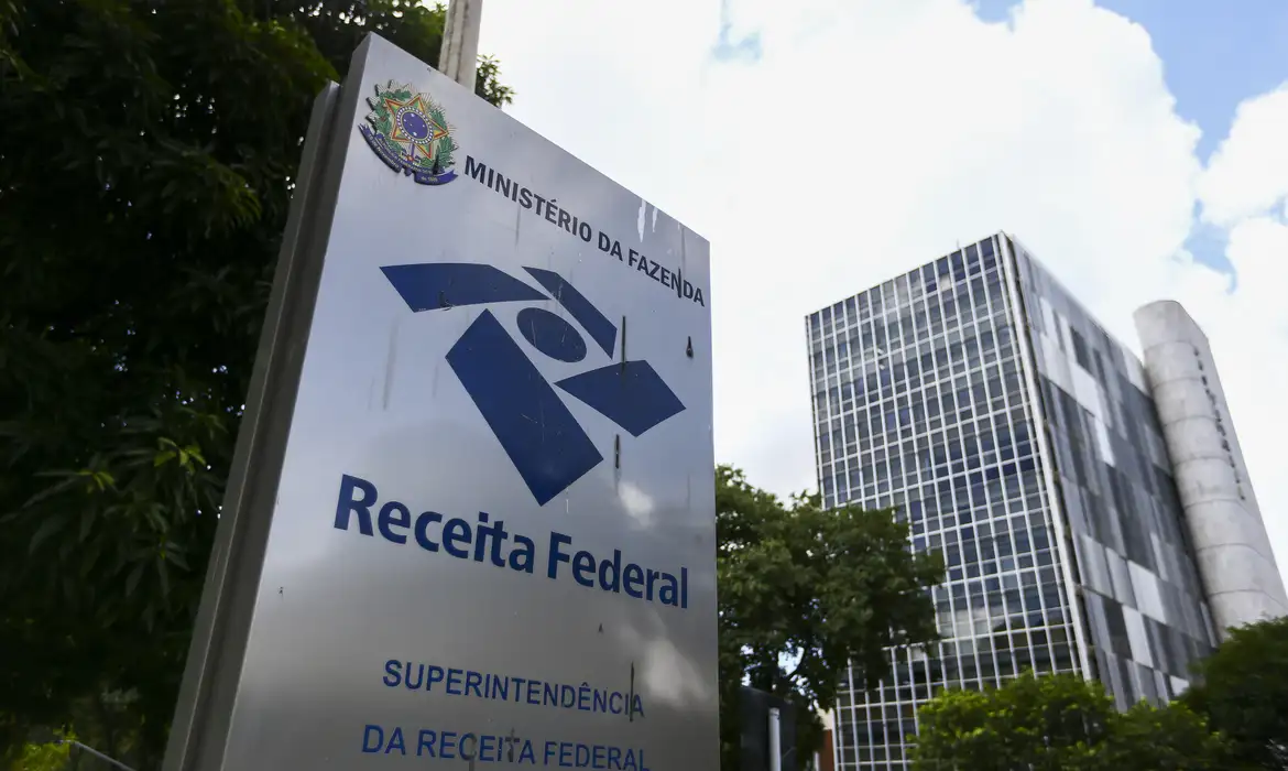 Até o ano passado, a declaração do Imposto de Renda 2024 estava como obrigatória para pessoas que tiveram renda tributável acima de R$ 28.559,70 no ano/Foto: Marcelo Camargo/Agência Brasil Até o ano passado, a declaração do Imposto de Renda 2024 estava como obrigatória para pessoas que tiveram renda tributável acima de R$ 28.559,70 no ano/Foto: Marcelo Camargo/Agência Brasil