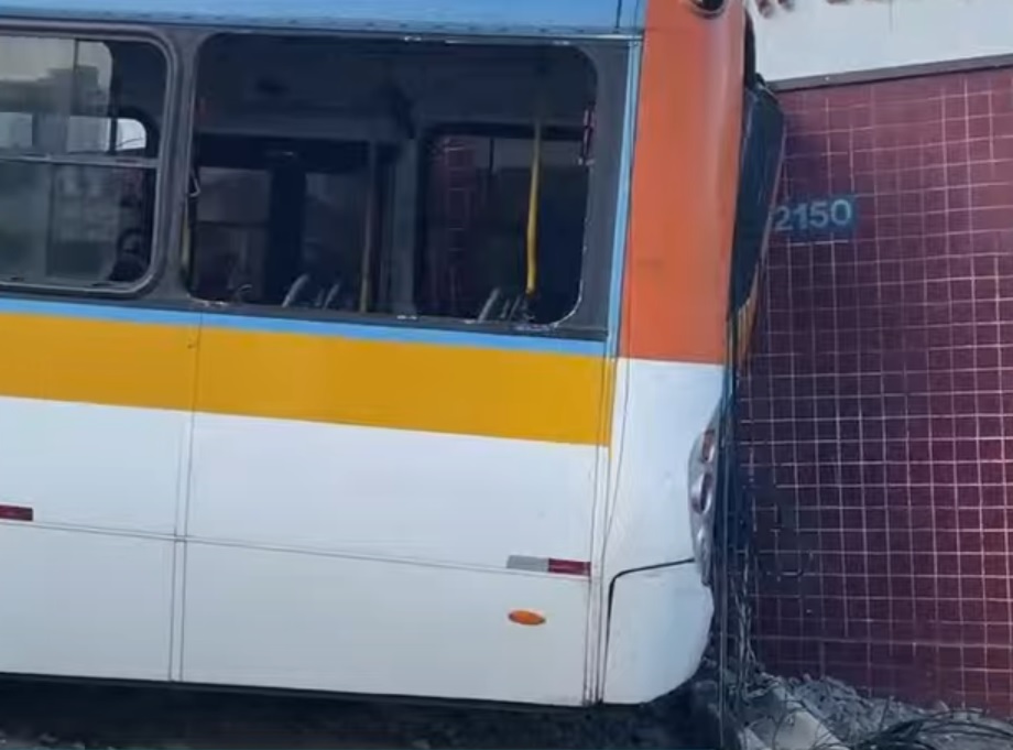 Ônibus derrubou poste e bateu em fachada de escola/Foto: Reprodução/ Redes Sociais Ônibus derrubou poste e bateu em fachada de escola/Foto: Reprodução/ Redes Sociais