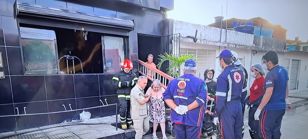 Bombeiros e equipe do Samu retiram mulher de imóvel que pegou fogo em Olinda/Foto: Reprodução Bombeiros e equipe do Samu retiram mulher de imóvel que pegou fogo em Olinda/Foto: Reprodução