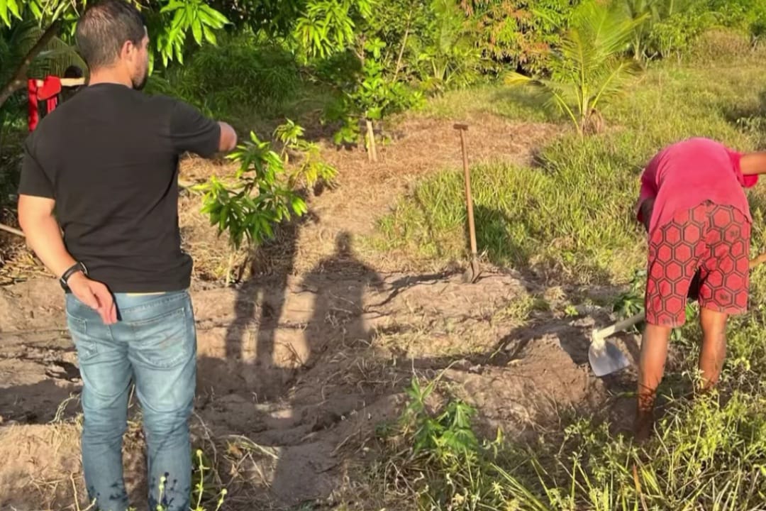 Policiais foram ao local onde jovem tinha sido enterrada/Foto: Reprodução/Redes Sociais Policiais foram ao local onde jovem tinha sido enterrada/Foto: Reprodução/Redes Sociais