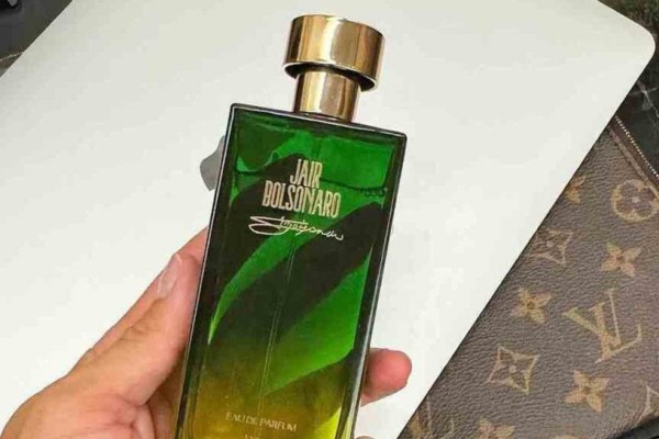 Perfume será lançado no aniversário do ex-presidente Jair Bolsonaro/Crédito: Reprodução/Redes Socias Perfume será lançado no aniversário do ex-presidente Jair Bolsonaro/Crédito: Reprodução/Redes Socias