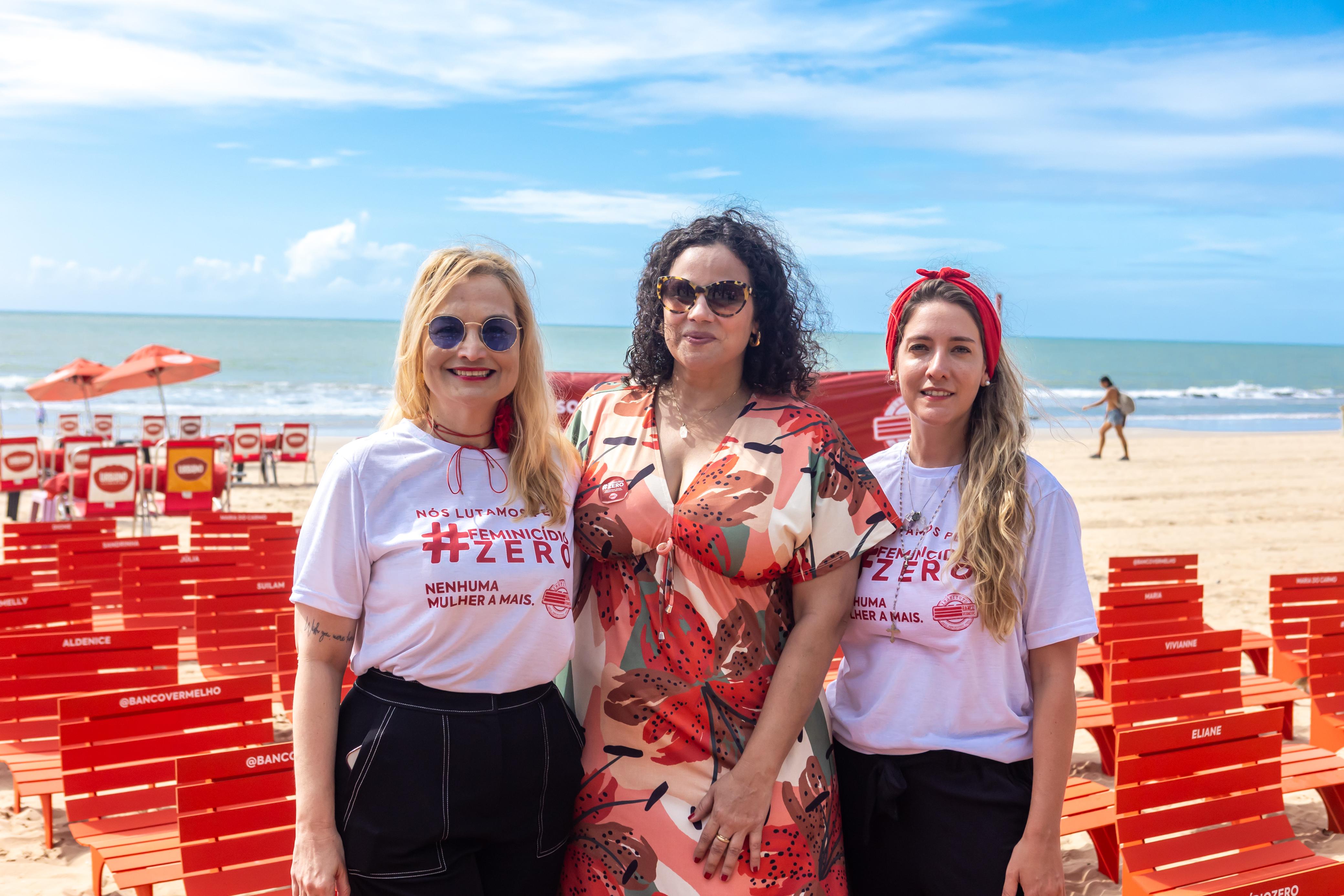 Andréa Rodrigues, Ana Patrícia Galvão e Paula Limongi à frente do ato de mobilização do Instituto Banco Vermelho na praia de Boa Viagem, no 8M.