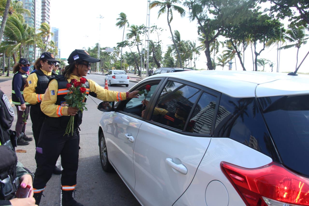 Agentes entregaram rosas para motoristas, em ação do Detran/Foto: Paula Losada/DP