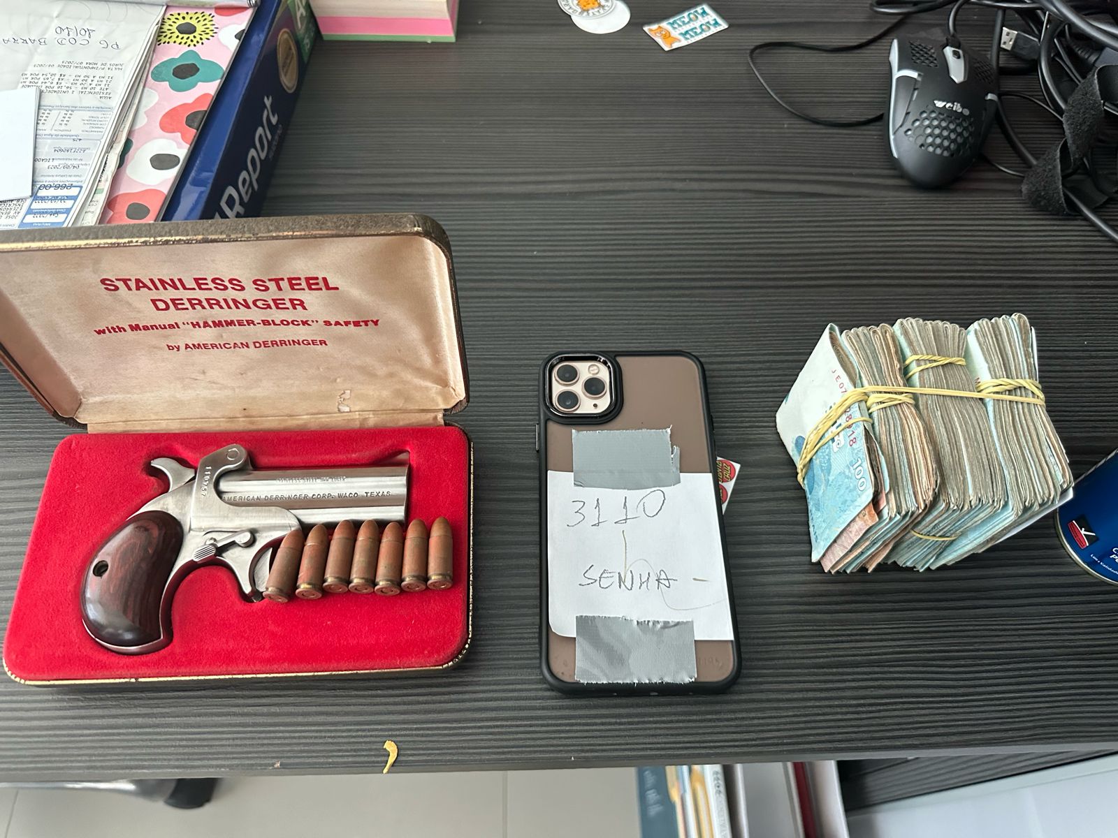 Arma, munições, celulares e dinheiro foram apreendidos na operação/Foto: Polícia Civil/Divulgação Arma, munições, celulares e dinheiro foram apreendidos na operação/Foto: Polícia Civil/Divulgação