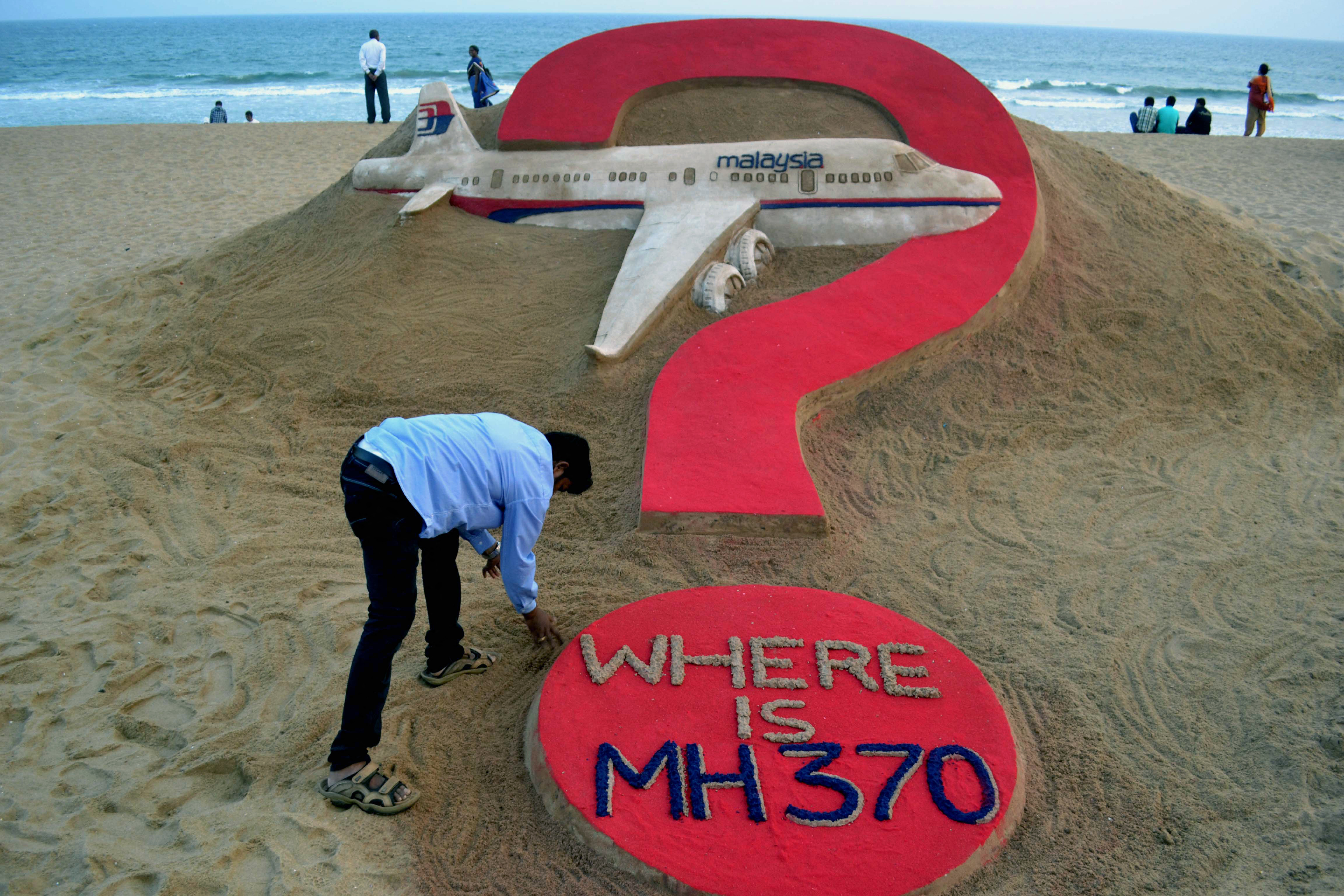 O artista de areia indiano Sudarsan Pattnaik cria uma escultura de areia do voo MH370 da Malaysia Airlines desaparecido na praia de Puri, no leste do estado de Odisha, em 7 de março de 2015/Crédito: J .K. JAGDEV / AFP O artista de areia indiano Sudarsan Pattnaik cria uma escultura de areia do voo MH370 da Malaysia Airlines desaparecido na praia de Puri, no leste do estado de Odisha, em 7 de março de 2015/Crédito: J .K. JAGDEV / AFP