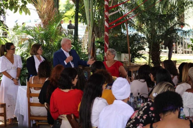 Presidente Lula ao lado da primeira-dama, Janja, da ministra das Mulheres, Aparecida Gonçalves, e de Tia Zélia/foto: Samuel Calado/CB/DA.Press Presidente Lula ao lado da primeira-dama, Janja, da ministra das Mulheres, Aparecida Gonçalves, e de Tia Zélia/foto: Samuel Calado/CB/DA.Press