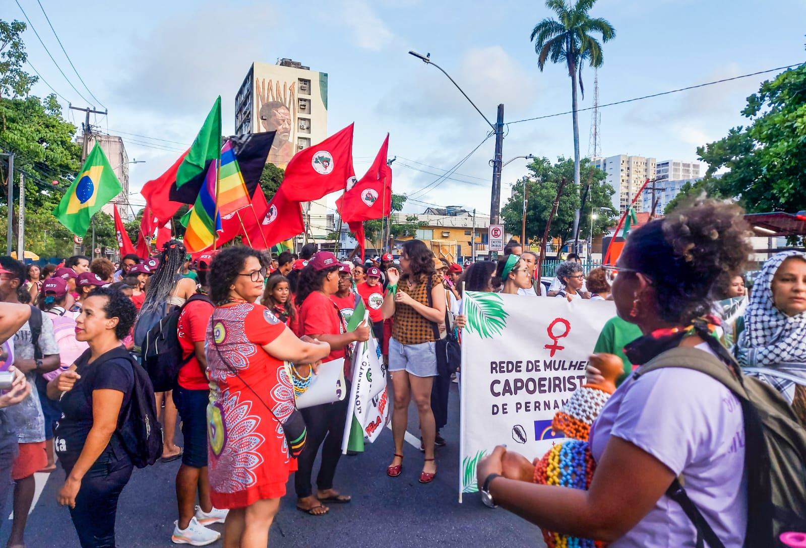 Neste ano, o evento teve o mote ''Pela vida de todas as mulheres: Pela legalização do aborto. Contra o racismo ambiental e as violências. Não às privatizações!''/Foto: Adelmo Lucena/DP Neste ano, o evento teve o mote ''Pela vida de todas as mulheres: Pela legalização do aborto. Contra o racismo ambiental e as violências. Não às privatizações!''/Foto: Adelmo Lucena/DP