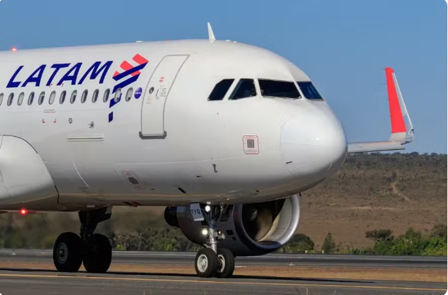 Avião da companhia Latam registrou "um incidente técnico" que causou uma forte turbulência e impulsionou as pessoas para o teto/Foto: Divulgação/Latam Avião da companhia Latam registrou "um incidente técnico" que causou uma forte turbulência e impulsionou as pessoas para o teto/Foto: Divulgação/Latam