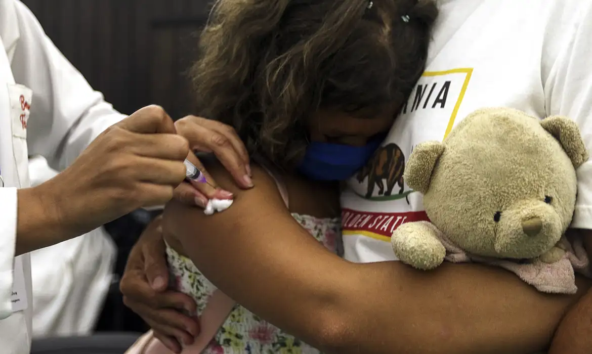 Entre crianças de 6 meses e 2 anos de idade, 14,2% tomaram duas doses e apenas 6,3% completaram o ciclo de três aplicações/Foto: Tânia Rêgo/Agência Brasil