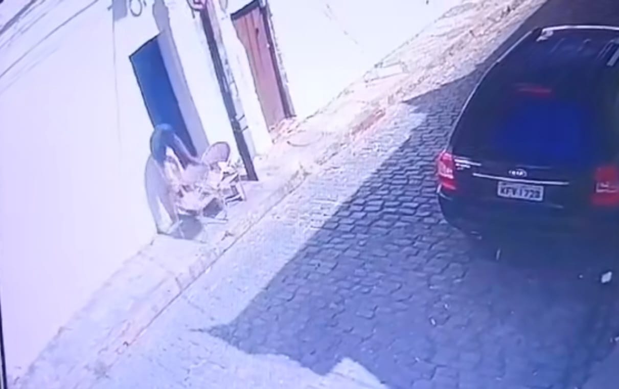 O crime aconteceu por volta das 8h e o criminoso passou um tempo observando o movimento da rua antes de invadir a residência/Foto: Cortesia