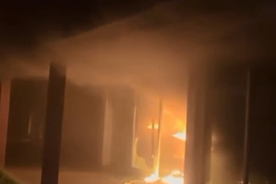 Casa foi incendiada em balneário/Foto: reprodução/ Redes Sociais