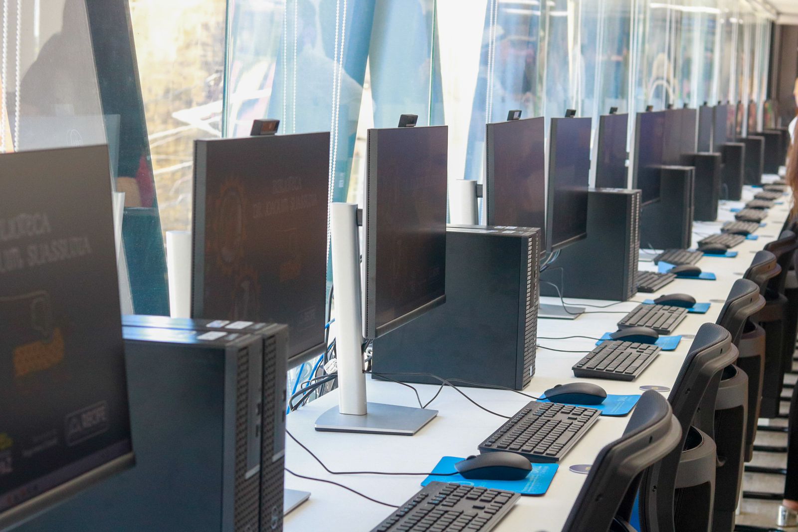 Bateria de computadores está à disposição
