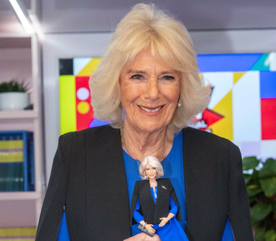 Camilla pousou para fotos com a mesma roupa da boneca/foto: Paul Grover / POOL / AFP Camilla pousou para fotos com a mesma roupa da boneca/foto: Paul Grover / POOL / AFP