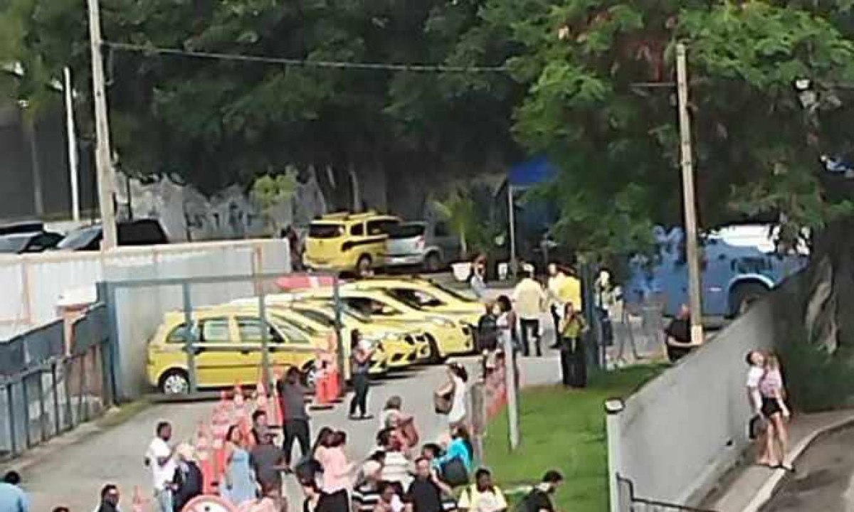 Assaltante mantém passageiros reféns dentro de ônibus na Rodoviária do Rio/foto: Divulgação Assaltante mantém passageiros reféns dentro de ônibus na Rodoviária do Rio/foto: Divulgação