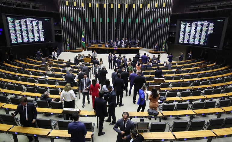 Deputados na sessão do Plenário desta terça-feira (12)/foto: Zeca Ribeiro/Câmara dos Deputados Deputados na sessão do Plenário desta terça-feira (12)/foto: Zeca Ribeiro/Câmara dos Deputados