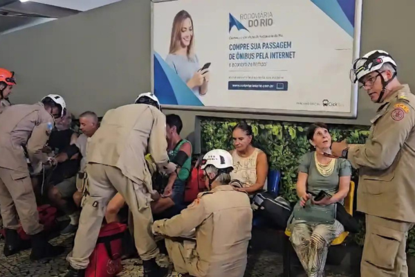 Os tiros feitos ainda fora do ônibus atingiram duas pessoas/Créditos: Bombeiros RJ / Divulgação Os tiros feitos ainda fora do ônibus atingiram duas pessoas/Créditos: Bombeiros RJ / Divulgação