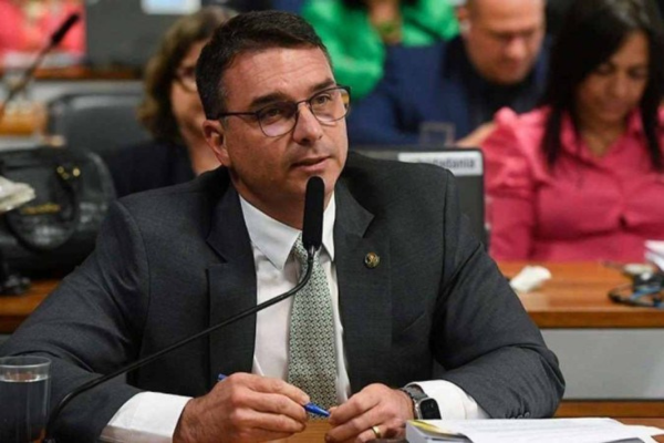 Senador Flávio Bolsonaro foi às redes sociais criticar o presidente Lula/crédito: Jefferson Rudy/Agência Senado Senador Flávio Bolsonaro foi às redes sociais criticar o presidente Lula/crédito: Jefferson Rudy/Agência Senado