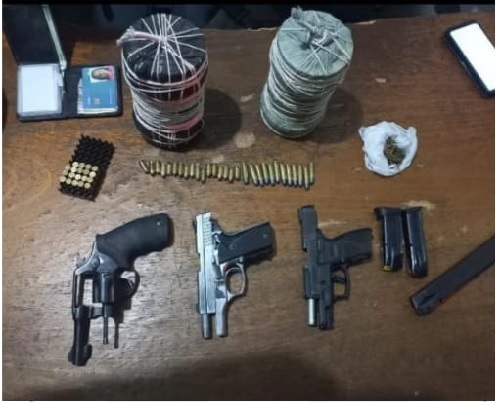 Armas, muni&ccedil;&otilde;es e explosivos foram apreendidos/Foto: PM/Divulga&ccedil;&atilde;o