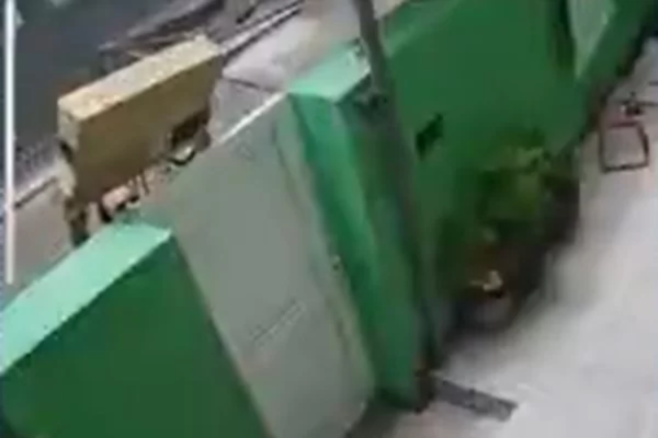 Momento em que o entregador joga a televisão/Crédito: Reprodução Momento em que o entregador joga a televisão/Crédito: Reprodução