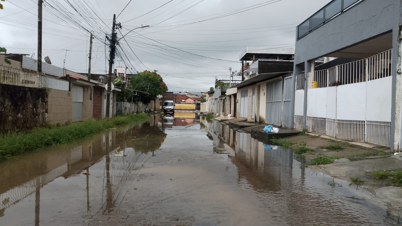 Rua Raul Morais, no bairro do Cordeiro.