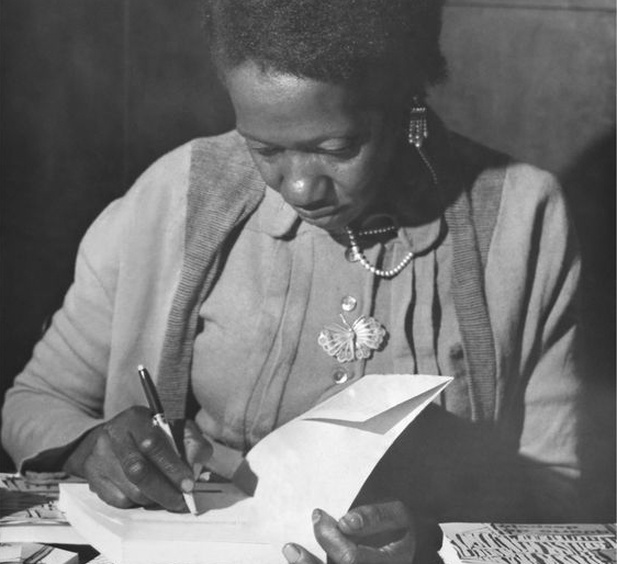 Carolina autografando Quarto de Despejo, em agosto de 1960/Arquivo Nacional/Fundo Correio da Manhã