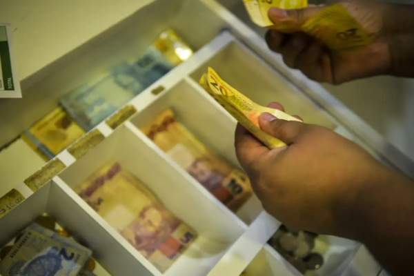 A origem dos recursos para pagamento é do Fundo de Amparo ao Trabalhador (FAT)/Crédito: Marcello Casal Jr / Agência Brasil A origem dos recursos para pagamento é do Fundo de Amparo ao Trabalhador (FAT)/Crédito: Marcello Casal Jr / Agência Brasil
