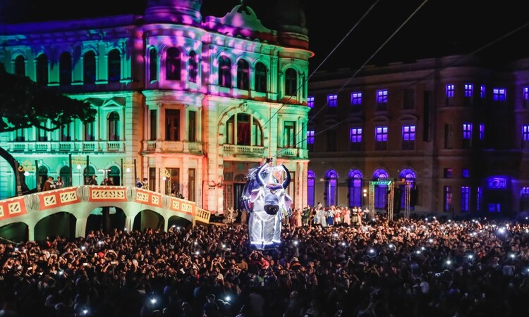 O público vai embarcar em uma viagem no tempo e se emocionar com O Boi Voador, uma experiência teatral imperdível que promete surpreender e encantar a todos/Foto: Divulgação/PCR O público vai embarcar em uma viagem no tempo e se emocionar com O Boi Voador, uma experiência teatral imperdível que promete surpreender e encantar a todos/Foto: Divulgação/PCR