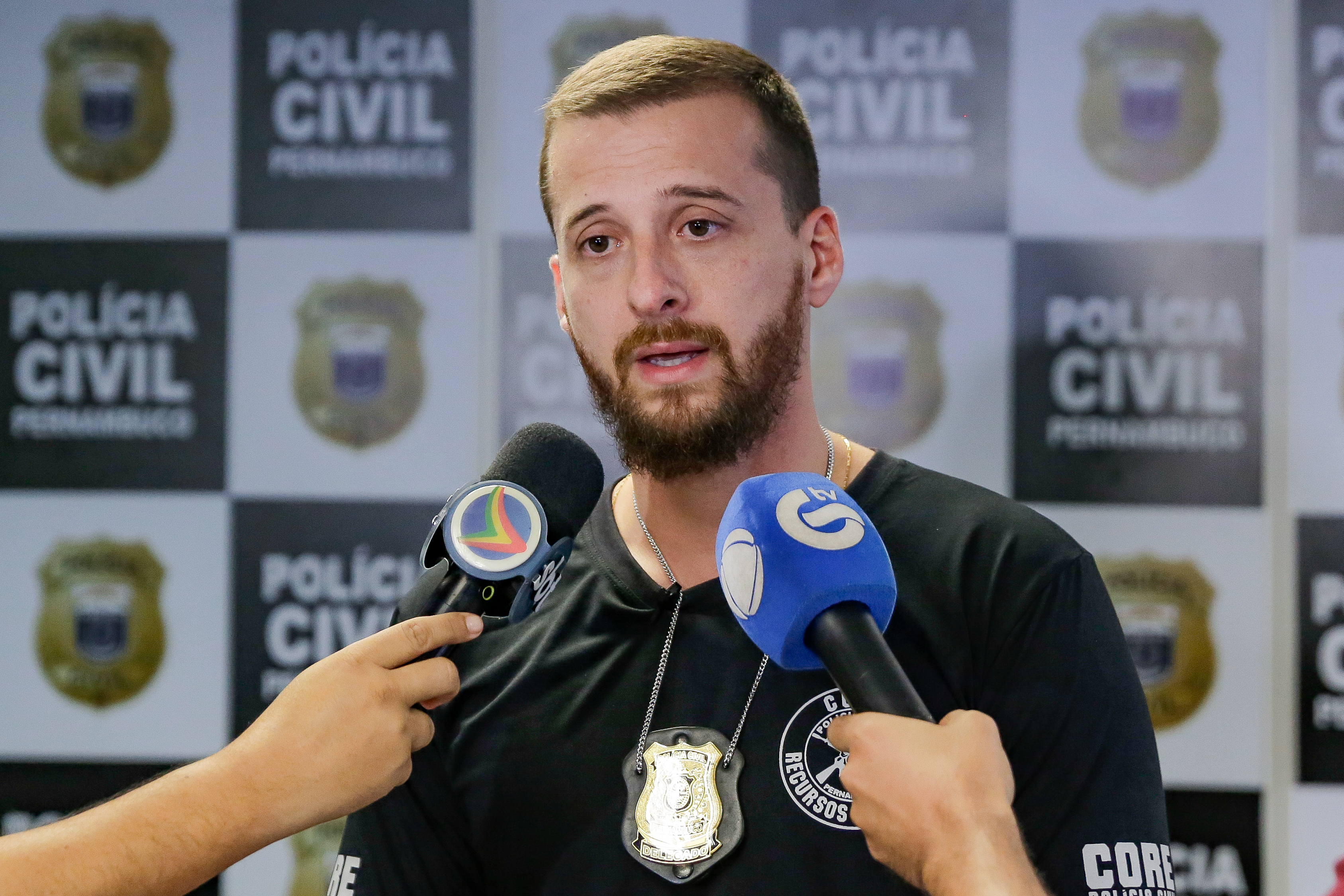 O delegado Rual Carvalho deu detalhes sobre as investiga&ccedil;&otilde;es que resultaram nas pris&otilde;es de integrantes da torcida organizada do Sport/Foto: Rafael Vieira/DP
