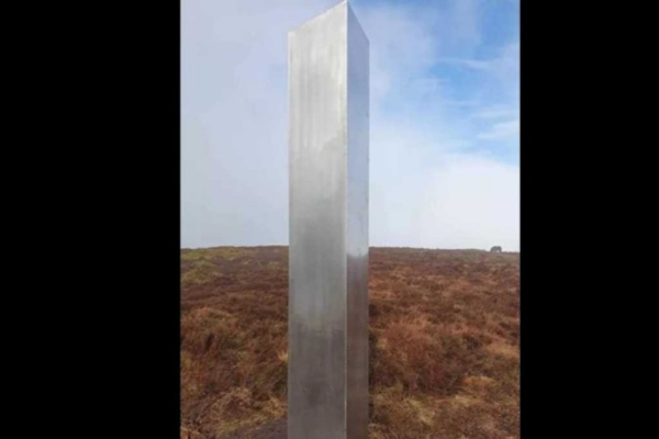 Monólito misterioso apareceu na cidade de Hay Bluff