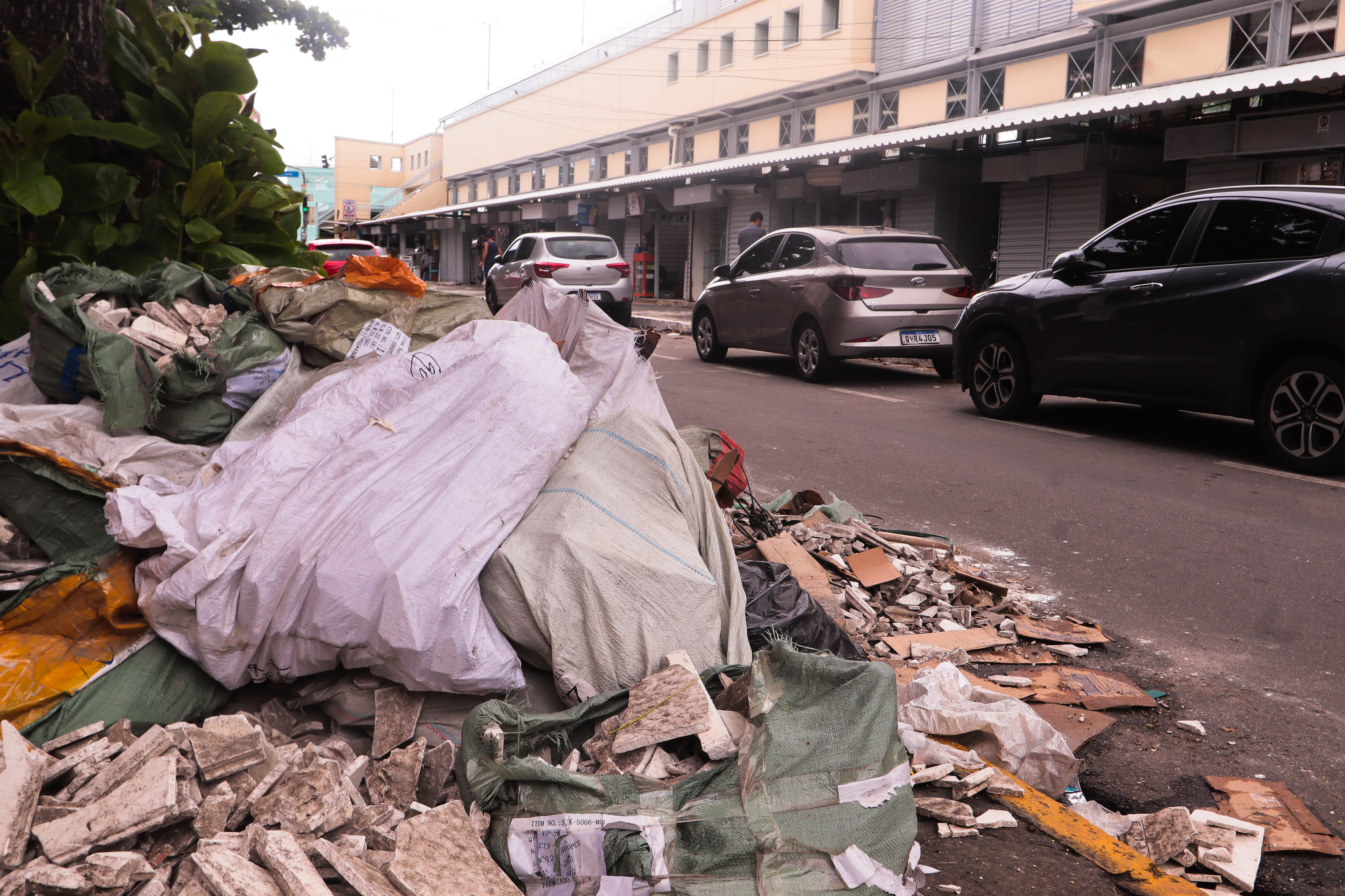 Muito lixo e entulhos são encontrados diariamente dentro e nos arredores do Camelódromo da Dantas Barreto 