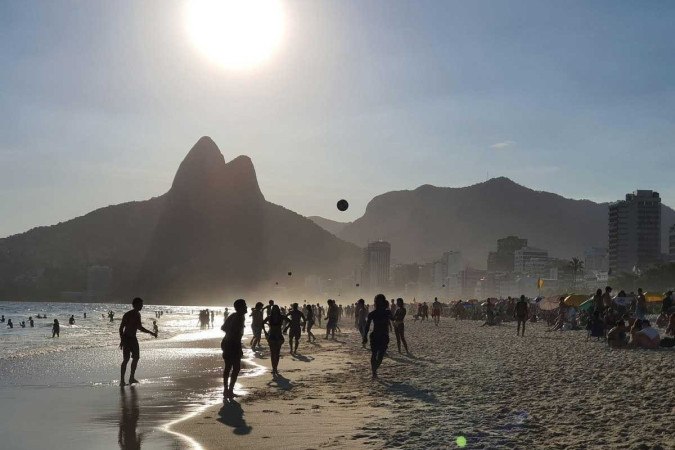 Praia de Ipanema, no Rio de Janeiro, pode ser uma boa pedida para se refrescar neste calorão. Lembre-se de usar a proteção adequada contra os raios ultravioletas, como óculos de sol e protetor solar/unsplash/TAIS HELENA DE CARVALHO Praia de Ipanema, no Rio de Janeiro, pode ser uma boa pedida para se refrescar neste calorão. Lembre-se de usar a proteção adequada contra os raios ultravioletas, como óculos de sol e protetor solar/unsplash/TAIS HELENA DE CARVALHO