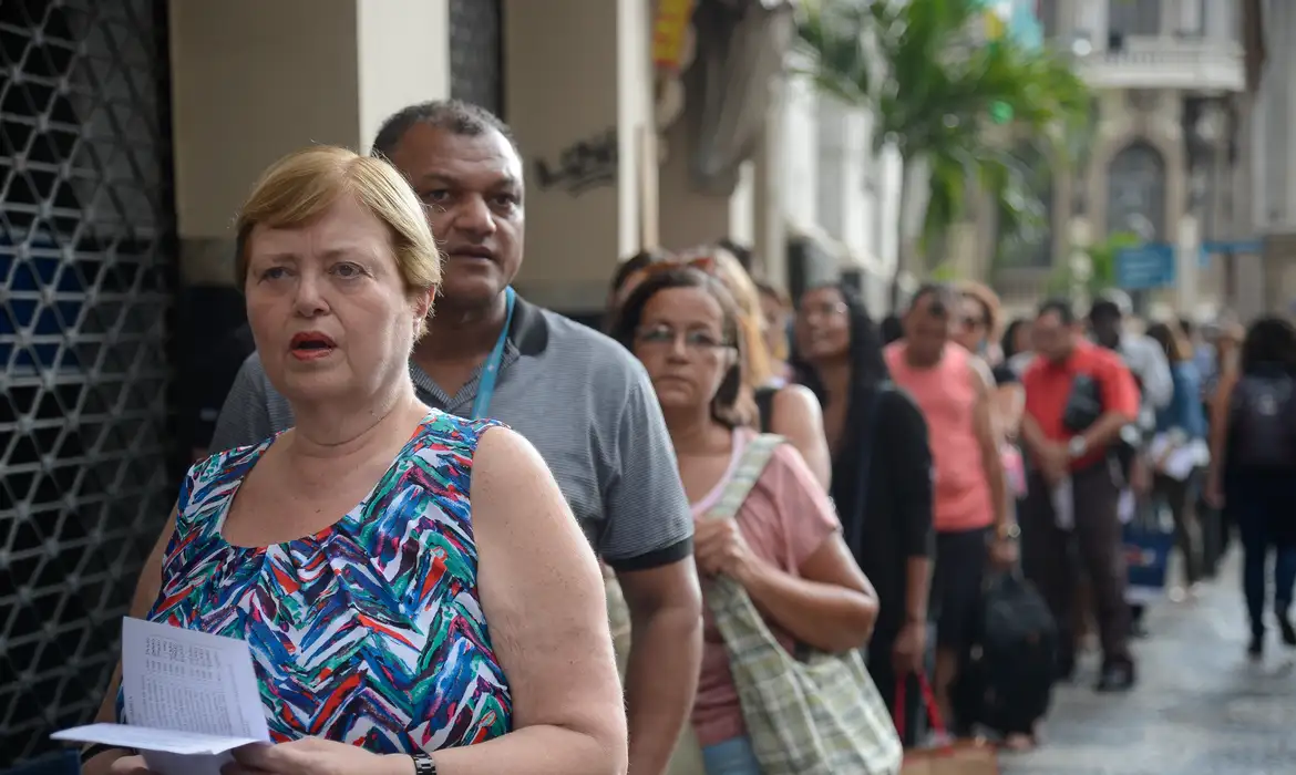 Pacientes enfrentam longas filas e ainda correm o risco de ficar sem atendimento/Foto: T&acirc;nia R&ecirc;go/Ag&ecirc;ncia Brasil