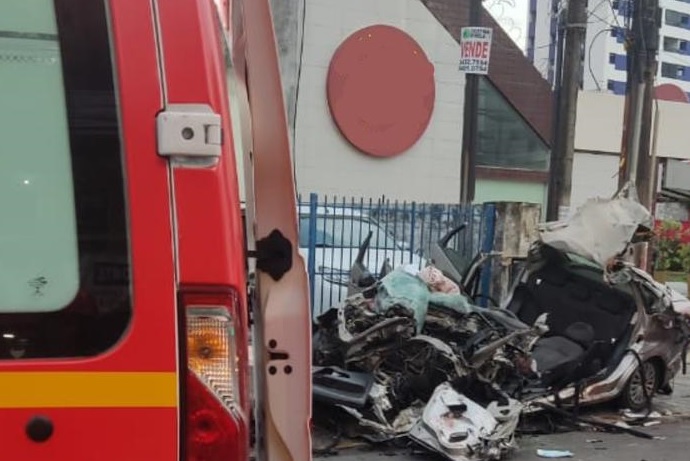 Carro ficou destru&iacute;do ap&oacute;s acidente/Foto: Corpo de Bombeiros