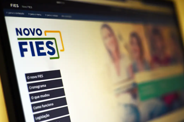 O FIES &eacute; um programa em que o governo financia de 50% at&eacute; 100% do valor das mensalidades, de acordo com a renda familiar do estudante. Ele funciona como um empr&eacute;stimo